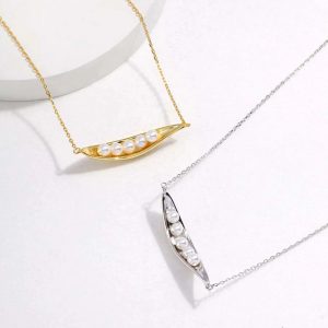 Pea Pod Charm Pearls Necklace
